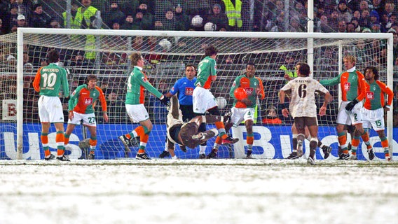 St. Paulis Fabian Boll erzielt im Pokal-Duell mit Werder Bremen 2006 das 2:1 per Seitfallzieher. © imago images / HochZwei/Tomasiello 