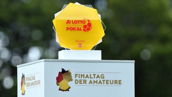 Trophäe für den Sieger des Hamburger Fußball-Verbandspokals © Witters 