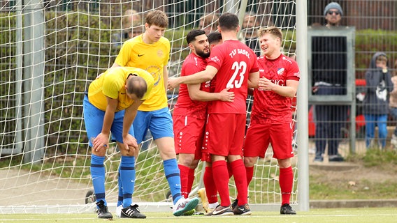 Die Oberliga-Fußballer des TSV Sasel (r.) bejubeln ihren Sieg im Halbfinale des Hamburger Verbandspokals beim FC Alsterbrüder © Hanno Bode 