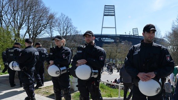 Polizisten im Einsatz vor dem Bremer Weserstadion. © picture alliance/dpa Foto: Carmen Jaspersen