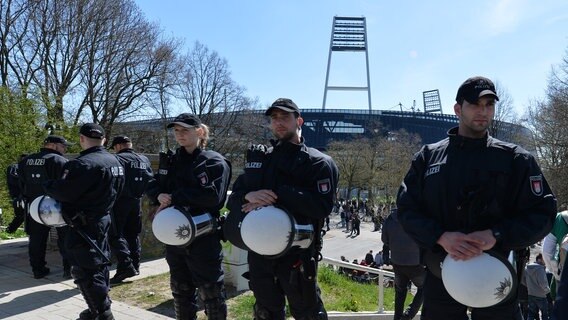 Polizisten im Einsatz vor dem Bremer Weserstadion. © picture alliance / dpa Foto: Carmen Jaspersen