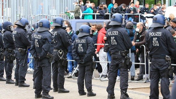 Die Polizei sperrt das Weserstadion ab. © Imago Images 