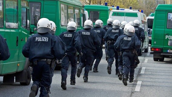 Hamburger Polizeibeamte im Einsatz bei einem Fußballspiel. © IMAGO / Metelmann 