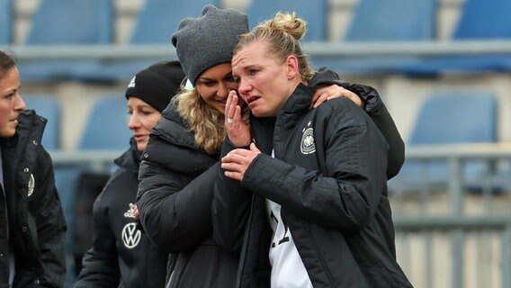 Alexandra Popp vom VfL Wolfsburg ist zu Tränen gerührt © picture alliance/dpa Foto: Friso Gentsch