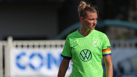 Alexandra Popp trägt Kapitäninsbinde in Regenbogenfarben © IMAGO / Beautiful Sports 