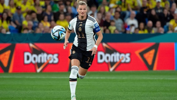 Alexandra Popp im DFB-Trikot am Ball © IMAGO / Eibner 