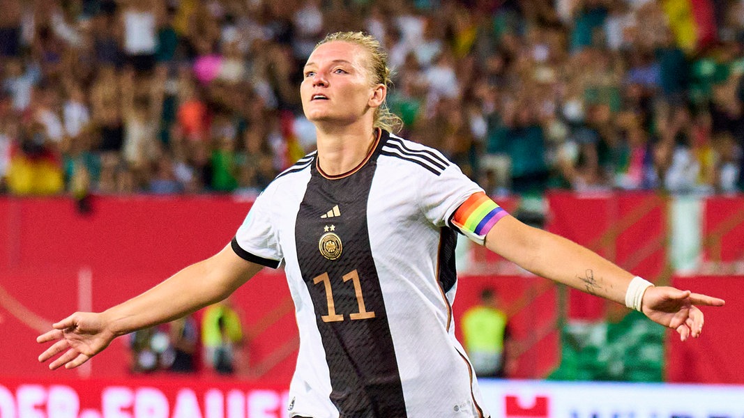 Alexandra Popp Wins Germany’s Footballer of the Year for the Third Time
