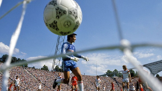 HSV-Torwart Mladen Pralija im Spiel beim FC Bayern München am 8. August 1987 © imago/Kicker/Liedel 