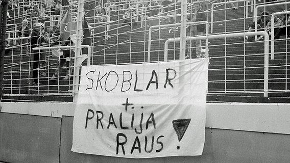 Spruchband von HSV-Fans im Stadion mit der Aufschrift "Skoblar + Pralija raus!" © Witters 