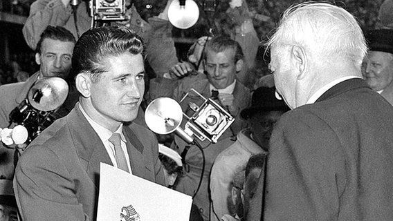 Helmut Rahn erhält 1954 von Bundespräsident Theodor Heuss das Silberne Lorbeerblatt © picture-alliance / dpa 