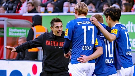 Trainer Marcel Rapp von Holstein Kiel mit seinen Spielern © IMAGO/Laci Perenyi 