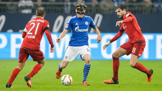 Fabian Reese (M.) im Trikot des FC Schalke 04 bei seinem Bundesliga-Debüt gegen den FC Bayern München (Foto aus dem Jahr 2015) © IMAGO / photoarena/Eisenhuth 