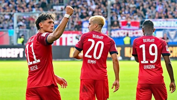 Der Ex-Holsteiner Fabian Reese von Hertha BSC jubelt in Kiel © IMAGO/osnapix Foto: Titgemeyer