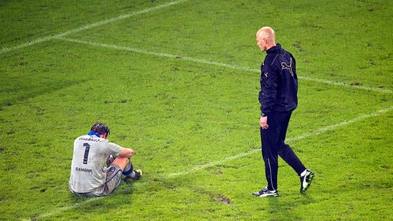 Osnabrücks Torwart Manuel Riemann (l.) und Trainer Alexander Ukrow sind enttäuscht. © dpa - Bildfunk Foto: Arno Burgi