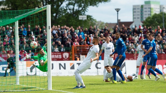 Oldenburg geht gegen den BFC Dynamo in Führung. © IMAGO / Nordphoto 