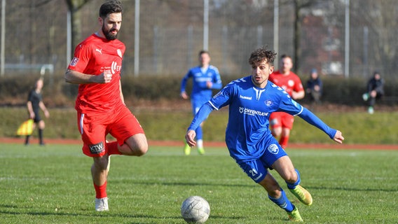 Kai-Sotirios Kaissis vom VfB Oldenburg (r.) im Laufduell mit Hildesheims Jane Zlatkov. © IMAGO / Nordphoto 