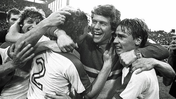 Otto Rehhagel (2.v.r.) feiert mit den Spielern von Fortuna Düsseldorf (r. Thomas Allofs) den Pokalsieg 1980. © picture alliance / Sven Simon Foto: SVEN SIMON