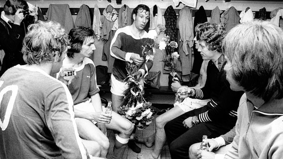 Werder-Urgestein Horst-Dieter Höttges (M.) verteilt Blumen an seine Mitspieler und Trainer Otto Rehhagel (r.) Werder-Urgestein Horst-Dieter Höttges (M.) verteilt Blumen an seine Mitspieler und Trainer Otto Rehhagel (r.) © imago/kicker