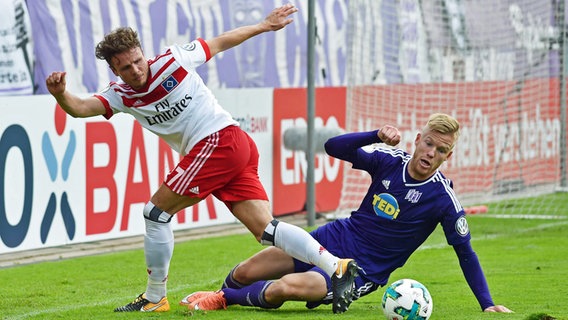 Jules Reimerink (r.) im Trikot des VfL Osnabrück gegen HSV-Profi Nicolai Müller. © IMAGO / Team 2 