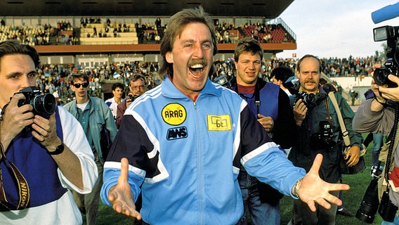 Hansa-Rostock-Trainer Uwe Reinders feiert die Oberliga-Meisterschaft 1991 © imago / Camera 4 