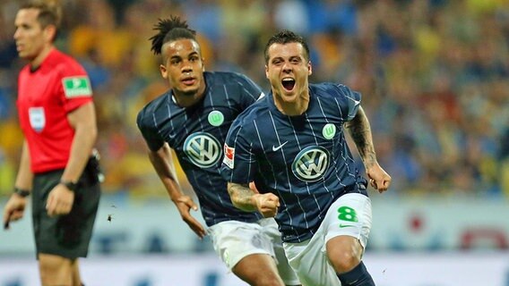 Wolfsburgs Vieirinha (r.) bejubelt einen Treffer. © imago/MIS 