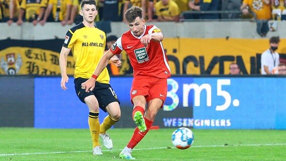 Daniel Hanslik (r.) vom 1. FC Kaiserslautern trifft im Relegations-Rückspiel bei Dynamo Dresden zum 1:0 © IMAGO / Jan Huebner 