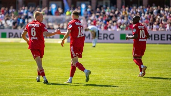 Szene aus dem Landespokalfinale, dass der Rostocker FC 3:0 gegen FSV Einheit Ueckermünde gewann. © IMAGO / Andre Gschweng 