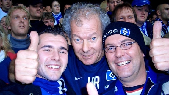 Hermann Rieger (M.) mit Fans des Hamburger SV © Jan Waelzer Foto: Jan Waelzer