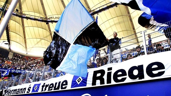 Anhänger des Fanclubs "Hermanns treue Riege" © imago Foto: Claus Bergmann