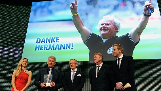Hermann Rieger wird bei der Hamburger Sportlergala auf einer Leinwand gezeigt. © picture alliance / BREUEL-BILD 