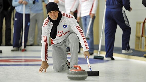Frank Rost beim Curling © imago 