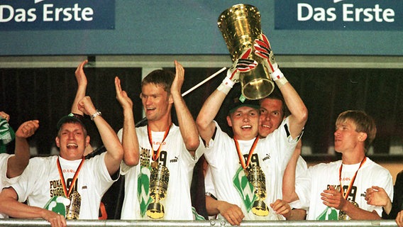 Frank Rost stemmt den DFB-Pokal in die Höhe. © Witters 
