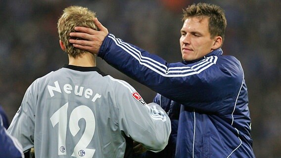 Schalkes Ersatztorwart Frank Rost (r.) gratuliert Manuel Neuer. © Witters 