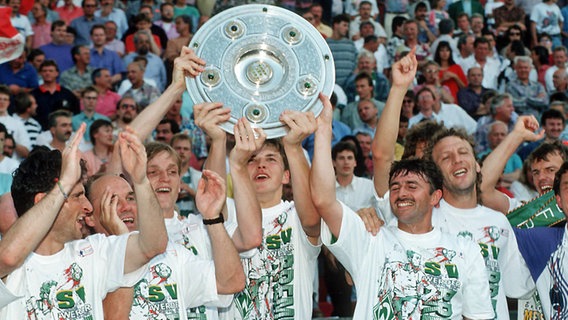 Werder-Torwart Frank Rost (Mitte) mit der Meisterschale © Witters 