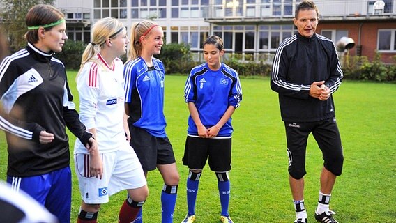 Trainer Frank Rost mit den Fußballerinnen des HSV © Witters Foto: Valeria Witters
