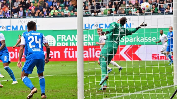 Der Torhüter von Hansa Rostock muss hinter sich greifen. © IMAGO / Zink 