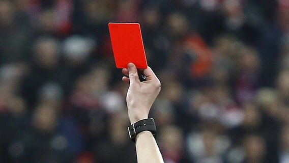 Ein Schiedsrichter zeigt die Rote Karte. © IMAGO / Laci Perenyi 