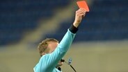 Ein Schiedsrichter zeigt eine Rote Karte. © Imago Images 