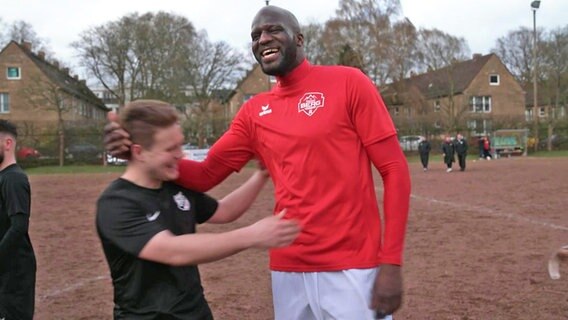 Der frühere Fußball-Profi Morike Sako (r.) im Trikot des Hamburger Kreisklasse-Club FC Hamburger Berg © NDR 