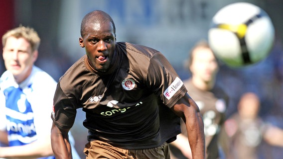Morike Sako in the jersey of the second division football team FC St. Pauli (photo from 2009) © picture-alliance/ dpa Photo: Malte Christians