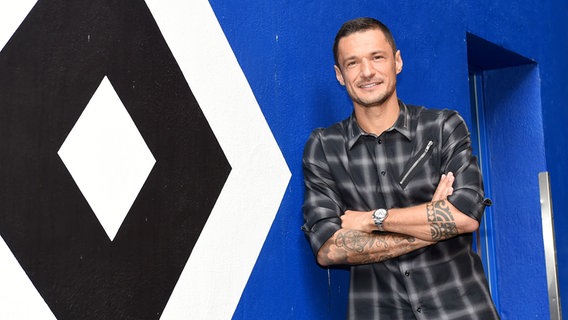 Sejad Salihovic vor dem HSV-Wappen © Witters Foto: Tay Duc Lam
