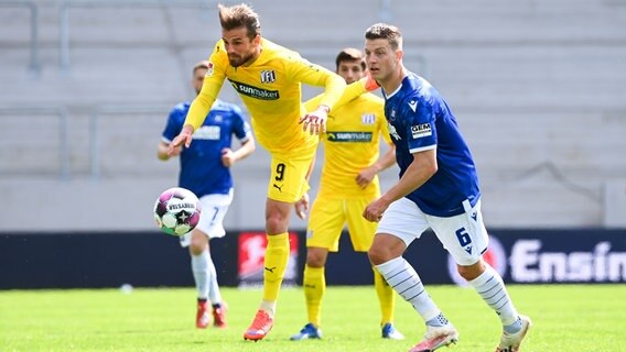 Spielszene KSC gegen Osnabrück mit Santos © picture alliance / GES/Markus Gilliar | Markus Gilliar 