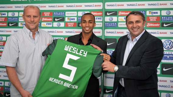 Trainer Thomas Schaaf, Wesley und Manager Klaus Allofs von Werder Bremen (v.l.) © imago/Ulmer 