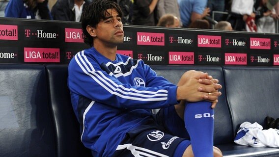 Schalkes Carlos Grossmüller sitzt auf der Ersatzbank. © IMAGO / Team2 