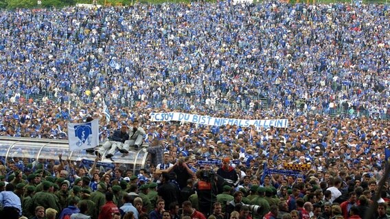 Schalker Fans im Innenraum des Gelesenkirchener Parkstadions. © picture alliance / ASA Foto: Stefan Matzke