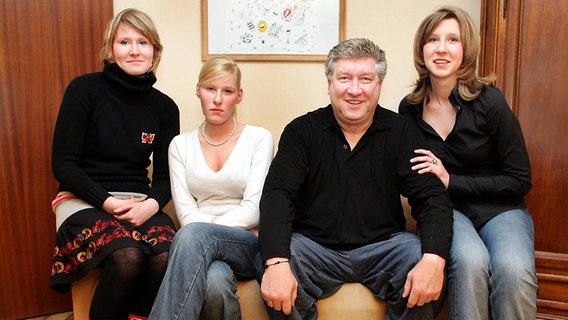 Dieter Schatzschneider mit seinen drei Töchtern © imago/Kaletta 
