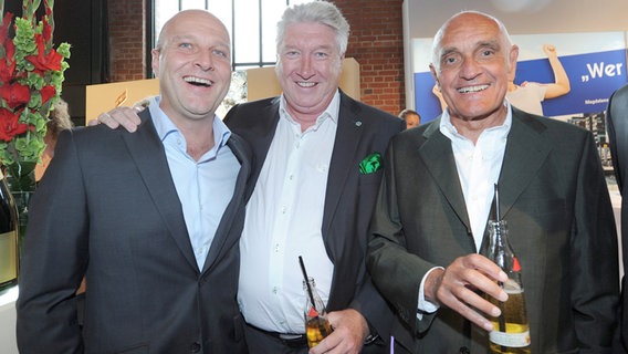Dieter Schatzschneider (M.) mit Manager Dirk Dufner (l.) und Präsident Martin Kind von Hannover 96 © witters 