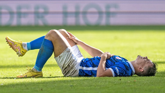 Lukas Scherff vom FC Hansa Rostock am Boden © picture alliance / Fotostand | Fotostand / Voelker 