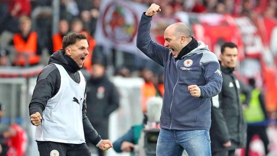 Jubel bei Trainer Daniel Scherning (r.) von Eintracht Braunschweig © IMAGO / regios24 