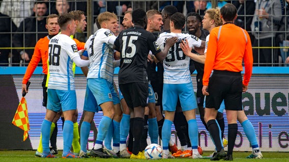 Rudelbildung im Spiel 1860 München - VfL Osnabrück © IMAGO / MIS 